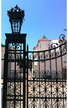 Portail de château, baroque, en fer forgé, deux vantaux, deux colonnes et lanternes