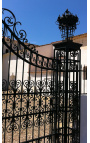 Brama do zamku, barokowe kute żelazne bramy z dwojgiem drzwi dwie kolumny z latarniami na górze