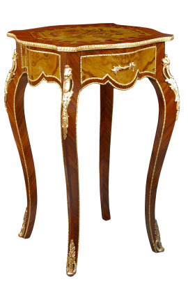 Mesa cuadrada de estilo Luis XV con incrustaciones de madera, bronces y adornos musicales pintados.