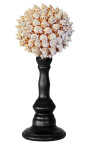 Ball mit grauen Schalen auf Holzbaluster
