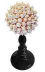 Ball mit grauen Schalen auf Holzbaluster