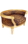 Baroka stila dīvāngulta suņu vai kaķu leoparda audumam un zelta kokam