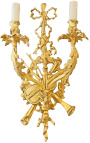 Grote bronzen wandlamp in Lodewijk XVI-stijl met muziekinstrumenten