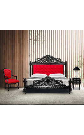 Baročna postelja z rdečim žametnim blagom in črno lakiranim lesom.