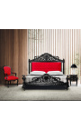 Barok seng med rødt fløjlsstof og sortlakeret træ.