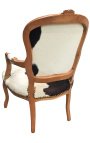 Ludvig XV -tyylinen barokkityylinen nojatuoli, jossa on aitoa mustavalkoista lehmännahkaa ja raakapuuta