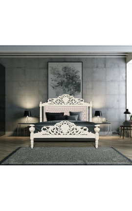 Łóżko w stylu barokowym z beżową aksamitną tkaniną i beżowym lakierowanym drewnem.
