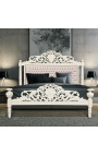 Barok bed met beige fluwelen stof en beige gelakt hout.