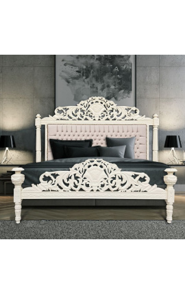 Łóżko w stylu barokowym z beżową aksamitną tkaniną i beżowym lakierowanym drewnem.