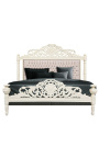 Baroková posteľ s béžovou zamatovou látkou a béžovým lakovaným drevom.