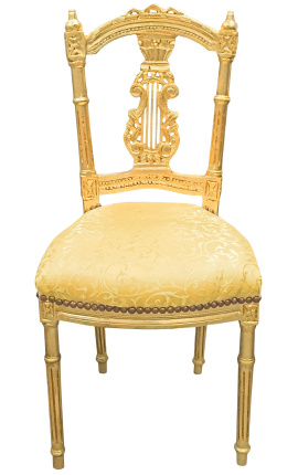 Cadeira harpa com tecido acetinado dourado e madeira dourada