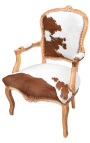 Μπαρόκ πολυθρόνα στιλ Λουδοβίκου XV με πραγματικό καφέ και λευκό δέρμα αγελάδας και ακατέργαστο ξύλο