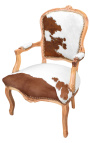 Sillón barroco de estilo Luis XV con vaca blanco y marrón real y madera cruda