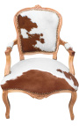 Sillón barroco de estilo Luis XV con vaca blanco y marrón real y madera cruda