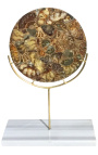 Duży brązowy ozdobny dysk z amonitami na złotym stojaku i białym marmurze