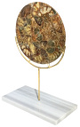 Stor brun dekorskive med ammonitter på gullstativ og hvit marmor