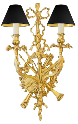 Grote bronzen wandlamp in Lodewijk XVI-stijl met muziekinstrumenten