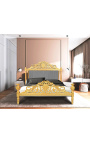 Barokní postel s černo-bílou pruhovanou látkou a zlaceným dřevem