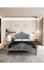 Baročna postelja s sivim žametnim blagom in sivo lakiranim lesom.
