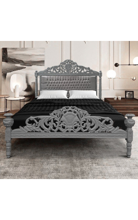 Baročna postelja s sivim žametnim blagom in sivo lakiranim lesom.
