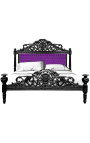 Baročna postelja iz vijoličnega žametnega blaga z okrasnimi kamenčki in črnim lakiranim lesom.