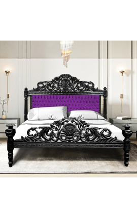 Baročna postelja iz vijoličnega žametnega blaga z okrasnimi kamenčki in črnim lakiranim lesom.