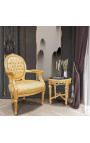 Poltrona estilo barroco Luís XVI em tecido acetinado dourado e madeira dourada