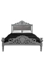 Barokní postel s šedou sametovou látkou a šedým lakovaným dřevem.