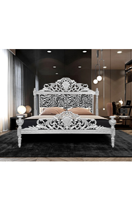 Barokkityylinen sängynpäädyn seeprakuvioinen kangas ja hopeapuu