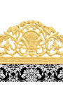 Cama barroca com tecido floral branco e madeira dourada