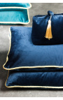 Fyrkantig kudde i marinblå sammet med gyllene snurrkant 45 x 45