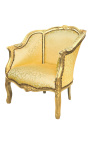 Gran sillón de bergere estilo Luis XV con tela de satén de oro y madera de oro