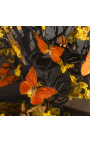 Farfalle "Appias Nero" nei colori autunnali sotto un globo di vetro ovale