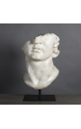 Голяма скулптура "Фрагмент от главата на Аполон" върху черна метална опора