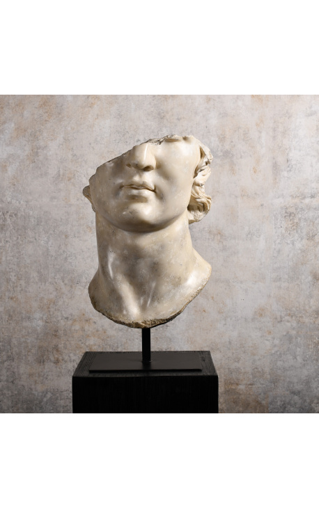 Голяма скулптура "Фрагмент от главата на Аполон" върху черна метална опора