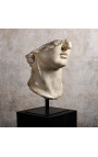 Veľká socha "Fragment hlavy Apollo" na čiernom kovovom podporu