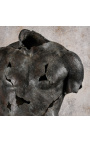 Liela skulptūra "Diskofora fragments" uz melna metāla paklāju