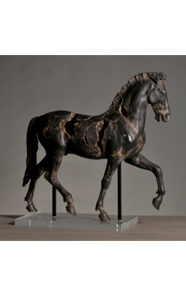 Stor skulptur "Häst av Monti" om stöd