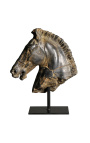 Скульптура "Голова лошади Монти" черная на черной металлической подставке.