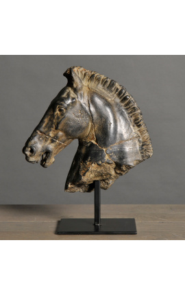 Скульптура "Голова лошади Монти" черная на черной металлической подставке.