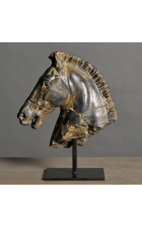Sochařství "Montiho koní hlava" černé na černé kovové podpoře