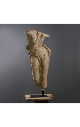 Velika skulptura "Tivolijeva plesačica" na nosilcu iz črne kovine