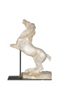 Beige escultura "Caballo Real" en soporte de metal negro