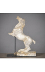 Бежова скулптура „Вдигнат кон“ върху черна метална опора