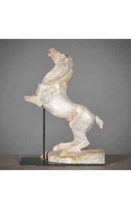 Beige escultura "Caballo Real" en soporte de metal negro