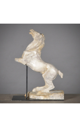 Escultura "Cavalo empinado" bege sobre suporte de metal preto