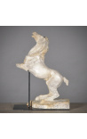 Escultura Cavall cabrillant beix sobre suport metàl·lic negre