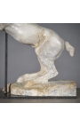 Бежова скулптура „Вдигнат кон“ върху черна метална опора