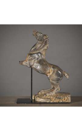 Черная скульптура "Конь на дыбах" на черной металлической опоре.