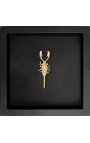 Dekorativ ram på svart bakgrund med guld-färgade "Heterometrus spinifer" skorpion